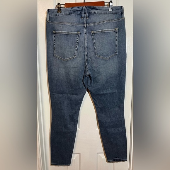 Good American Medium-Wash Jeans - Picture 2 of 12